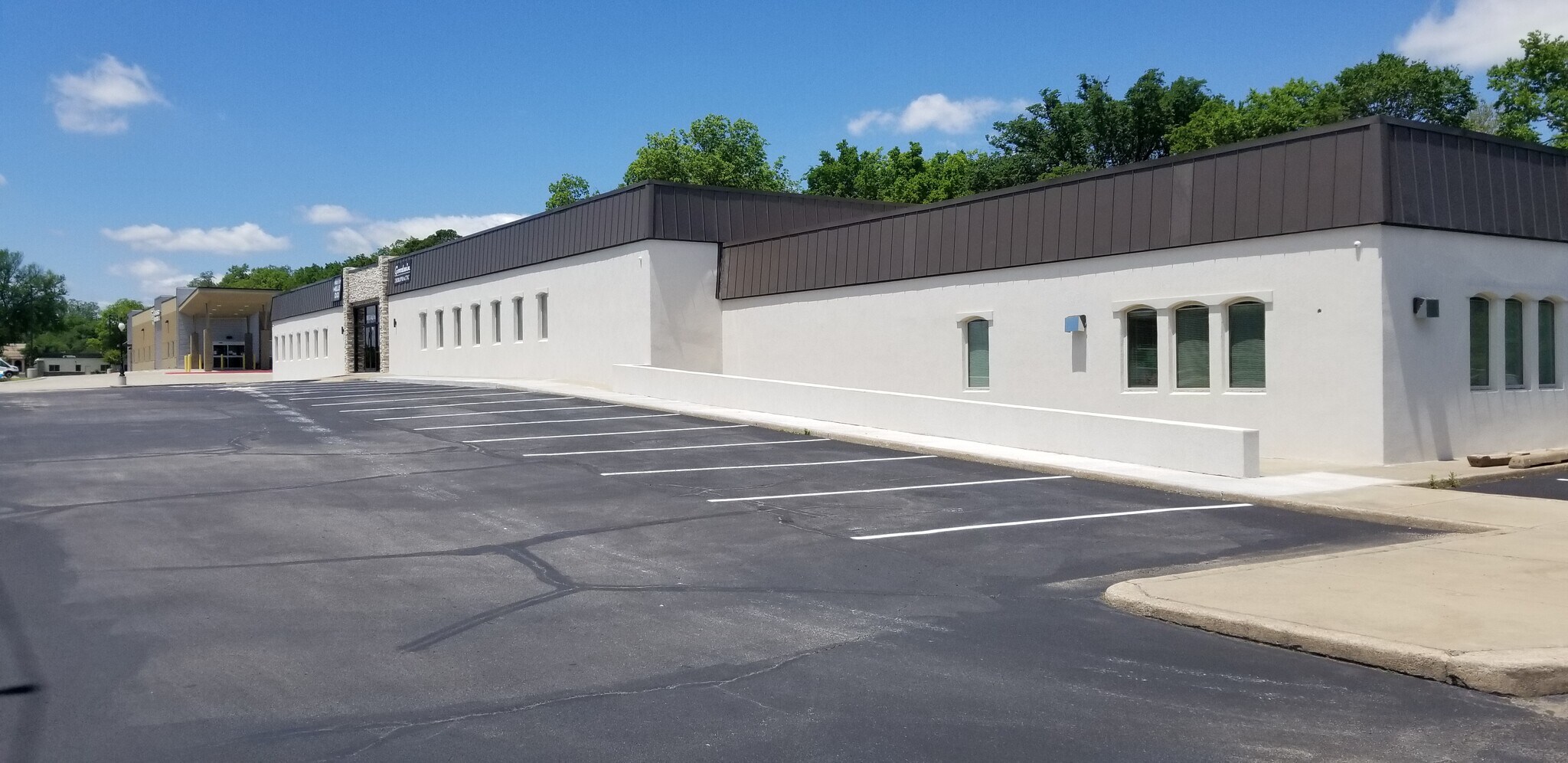 2865 E Skelly Dr, Tulsa, OK à louer Photo principale– Image 1 sur 11