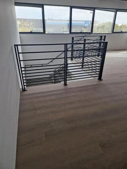 Local d’activités dans Taverny à louer - Photo de l’immeuble – Image 3 sur 9