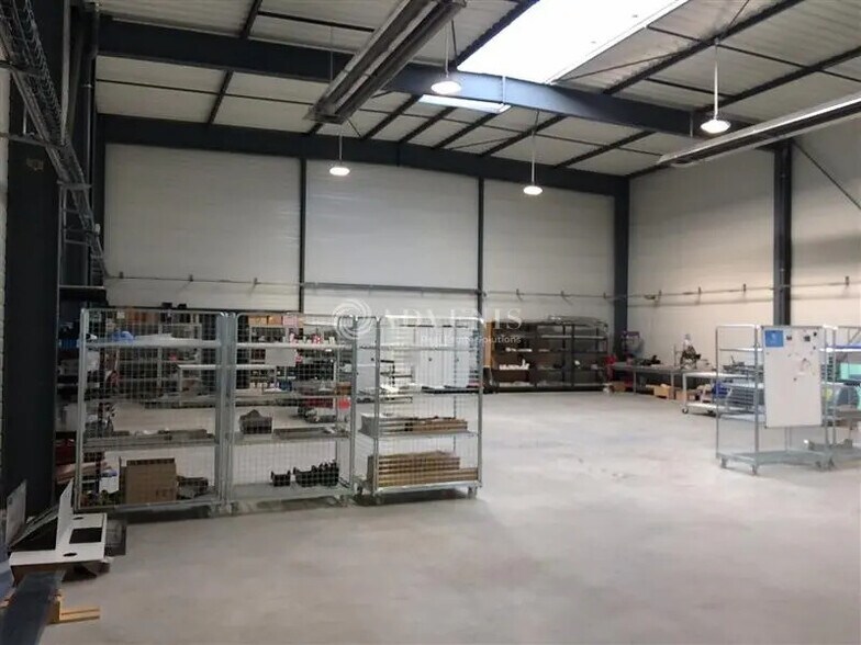 Local d’activités dans La chaussee St Victor à louer - Photo de l’immeuble – Image 1 sur 4