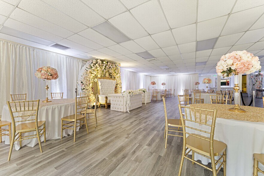 6265 Van Nuys Blvd, Van Nuys, CA à vendre - Photo intérieure – Image 2 sur 65