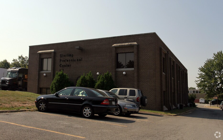 207 E Holly Ave, Sterling, VA à louer - Photo de l’immeuble – Image 3 sur 10