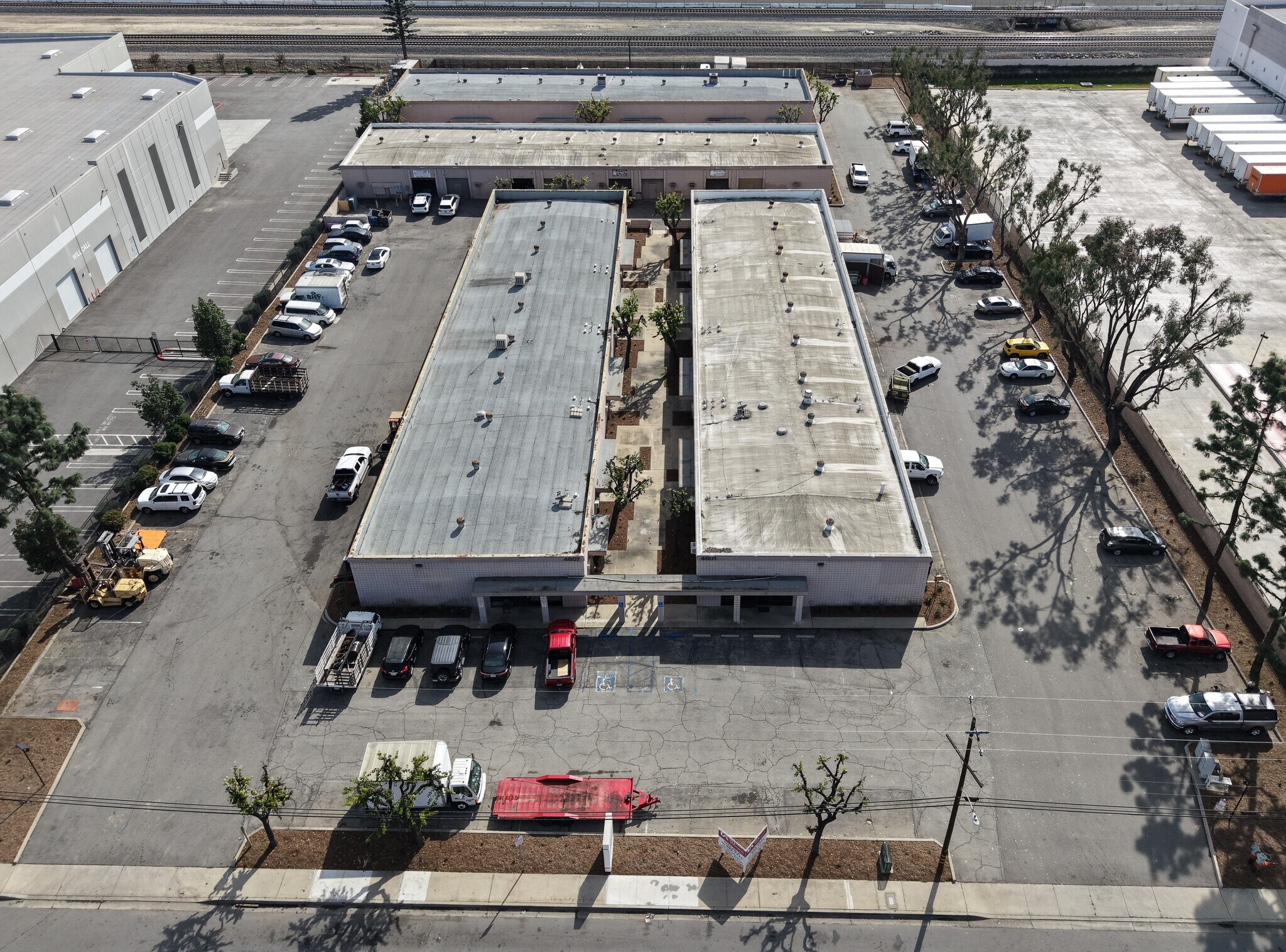 4601 Brooks St, Montclair, CA à louer Photo principale– Image 1 sur 8