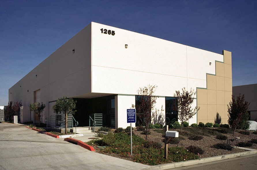1265 Distribution Way, Vista, CA à louer - Photo de l’immeuble – Image 2 sur 7