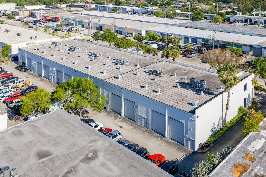 8830-8872 SW 129th Ter, Miami, FL à louer - Photo de l’immeuble – Image 3 sur 4