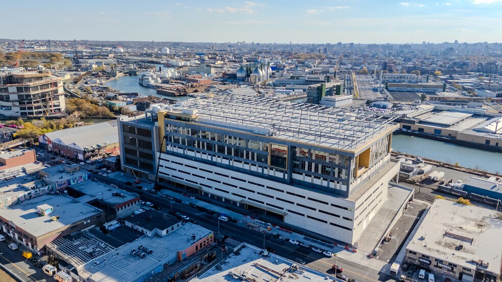 2330 Borden Ave, Long Island City, NY à louer - Photo de l’immeuble – Image 1 sur 12