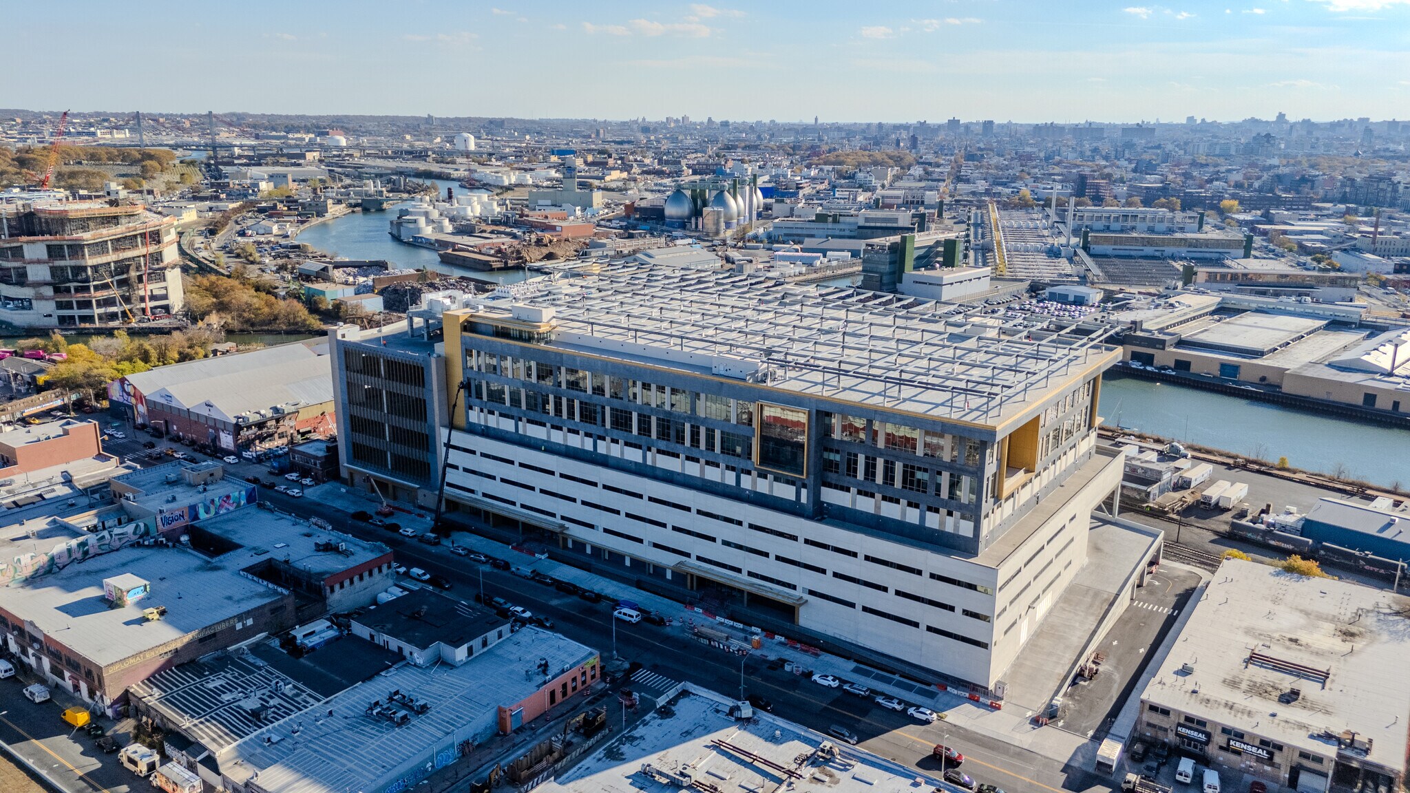 2330 Borden Ave, Long Island City, NY à louer Photo de l’immeuble– Image 1 sur 13