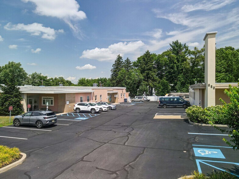 690 Whitehead Rd, Lawrenceville, NJ à vendre - Photo de l’immeuble – Image 3 sur 11