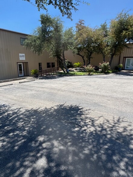 100 S Canyonwood Dr, Dripping Springs, TX à louer - Photo de l’immeuble – Image 2 sur 24