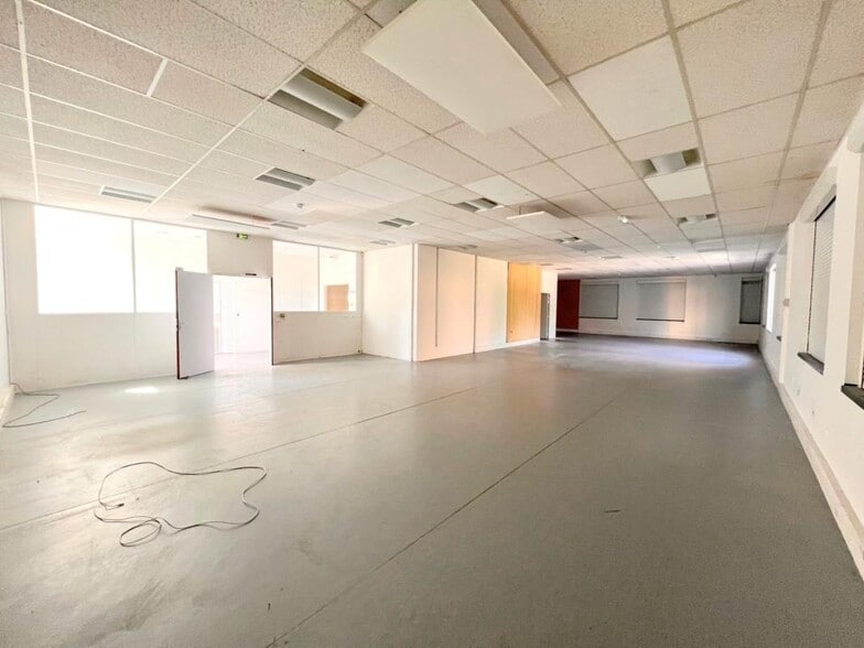 Local d'activités dans Montigny-le-Bretonneux à vendre - Photo intérieure – Image 2 sur 14