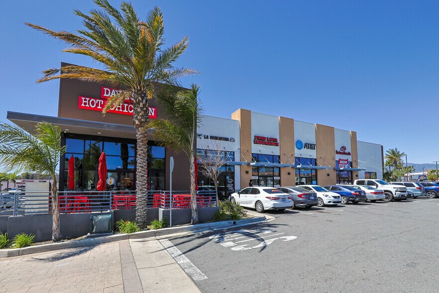 9885 Sierra Ave, Fontana, CA à louer - Photo de l’immeuble – Image 3 sur 9