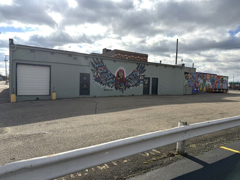 221 Cherry Ave NE, Canton, OH à louer - Photo de l’immeuble – Image 2 sur 13