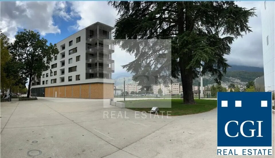 Local commercial dans Le Pont-de-Claix à louer - Photo de l’immeuble – Image 1 sur 5