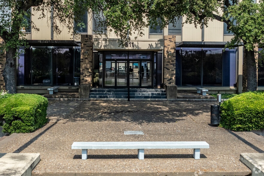 811 S Central Expy, Richardson, TX à louer - Photo de l’immeuble – Image 2 sur 5