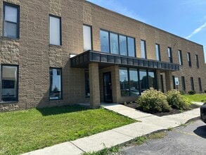 632 Plank Rd, Clifton Park, NY à louer Photo de l’immeuble– Image 1 sur 3