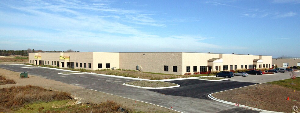 N173W21010 Northwest Passage Way, Jackson, WI à louer - Photo de l’immeuble – Image 3 sur 23