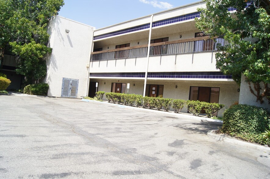 715 N Arrowhead Ave, San Bernardino, CA à louer - Photo de l’immeuble – Image 3 sur 46