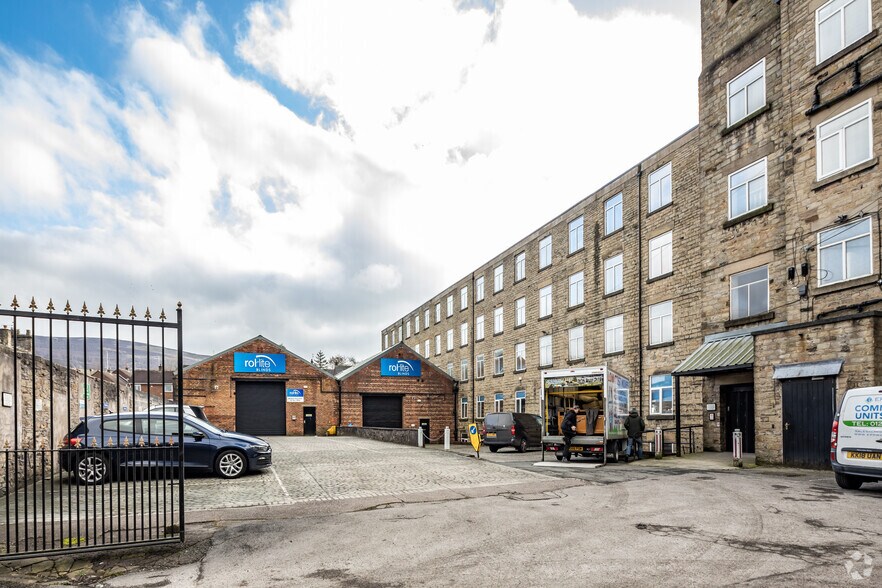 Huddersfield Rd, Stalybridge à louer - Photo de l’immeuble – Image 3 sur 4