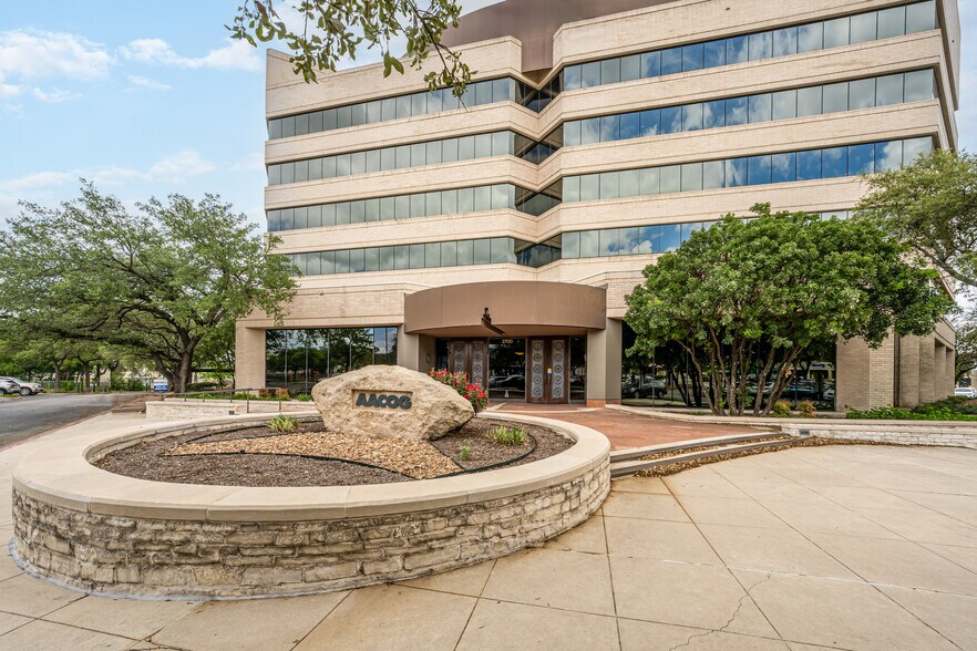 2700 NE Loop 410, San Antonio, TX à louer - Photo de l’immeuble – Image 2 sur 5