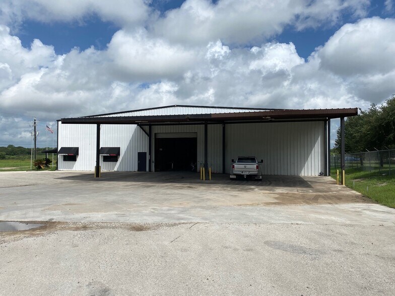 1900 E US Highway 90, Seguin, TX à louer - Photo de l’immeuble – Image 3 sur 15