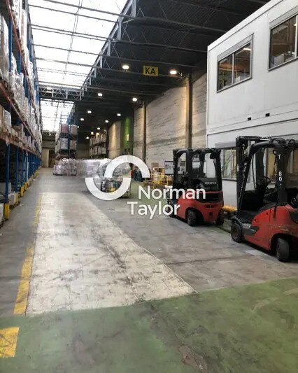 Local d’activités dans Saint-Priest à louer - Photo de l’immeuble – Image 3 sur 12