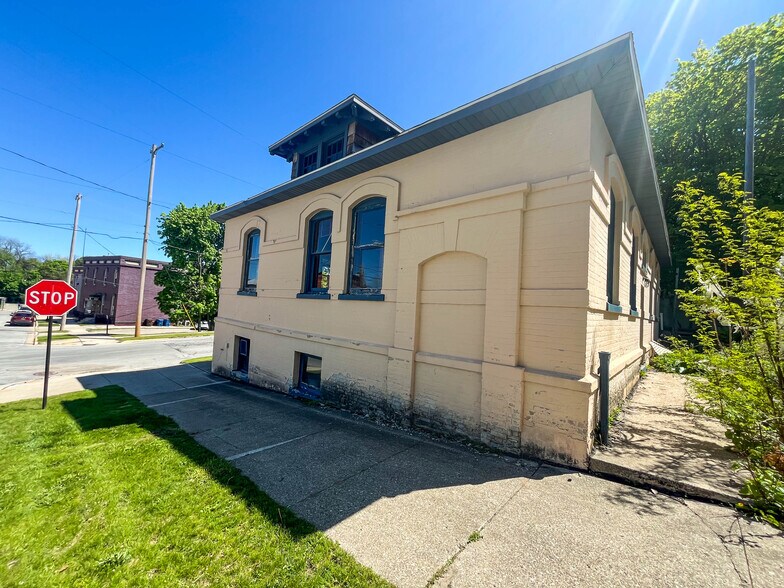 427 Water St, Manistee, MI à vendre - Photo de l’immeuble – Image 3 sur 8