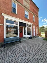 105 Public Sq, LaGrange, OH à louer Photo de l’immeuble– Image 1 sur 8