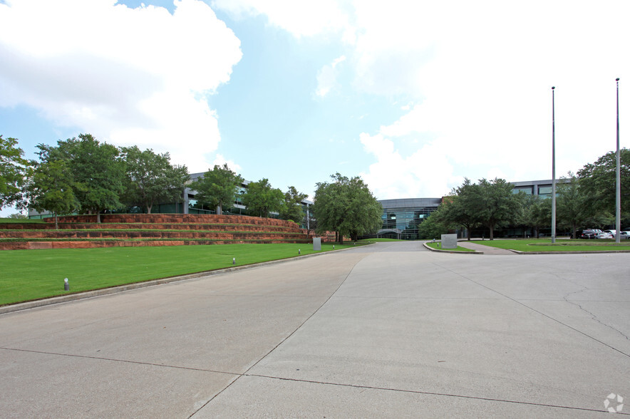 700 Hidden Rdg, Irving, TX à louer - Photo de l’immeuble – Image 2 sur 10