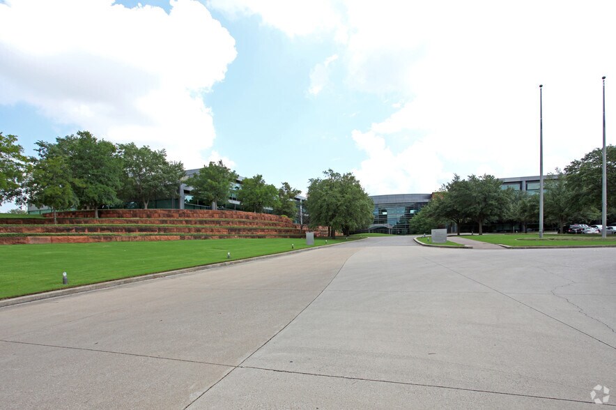 700 Hidden Rdg, Irving, TX à louer - Photo de l’immeuble – Image 3 sur 10