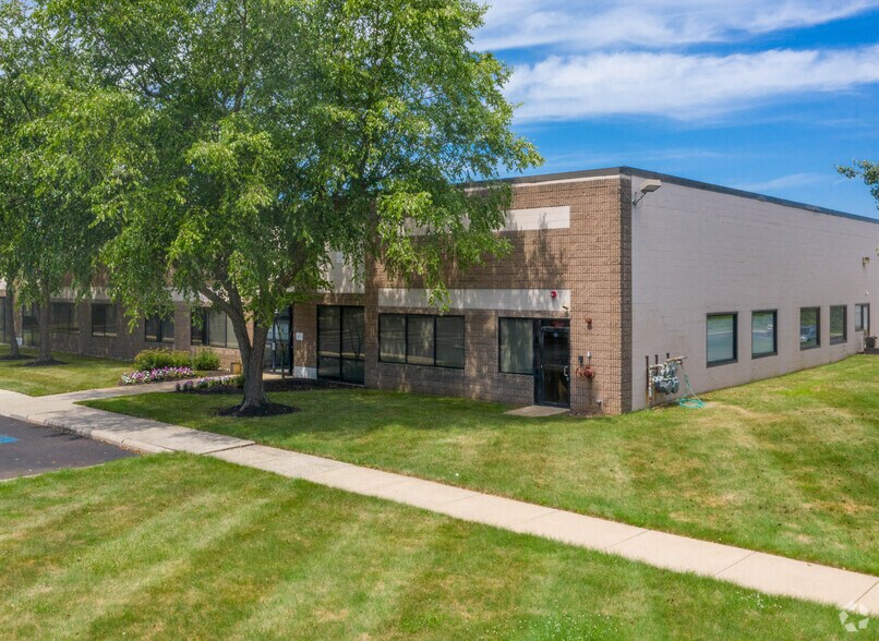 730 Louis Dr, Warminster Township, PA à louer - Photo principale – Image 1 sur 11