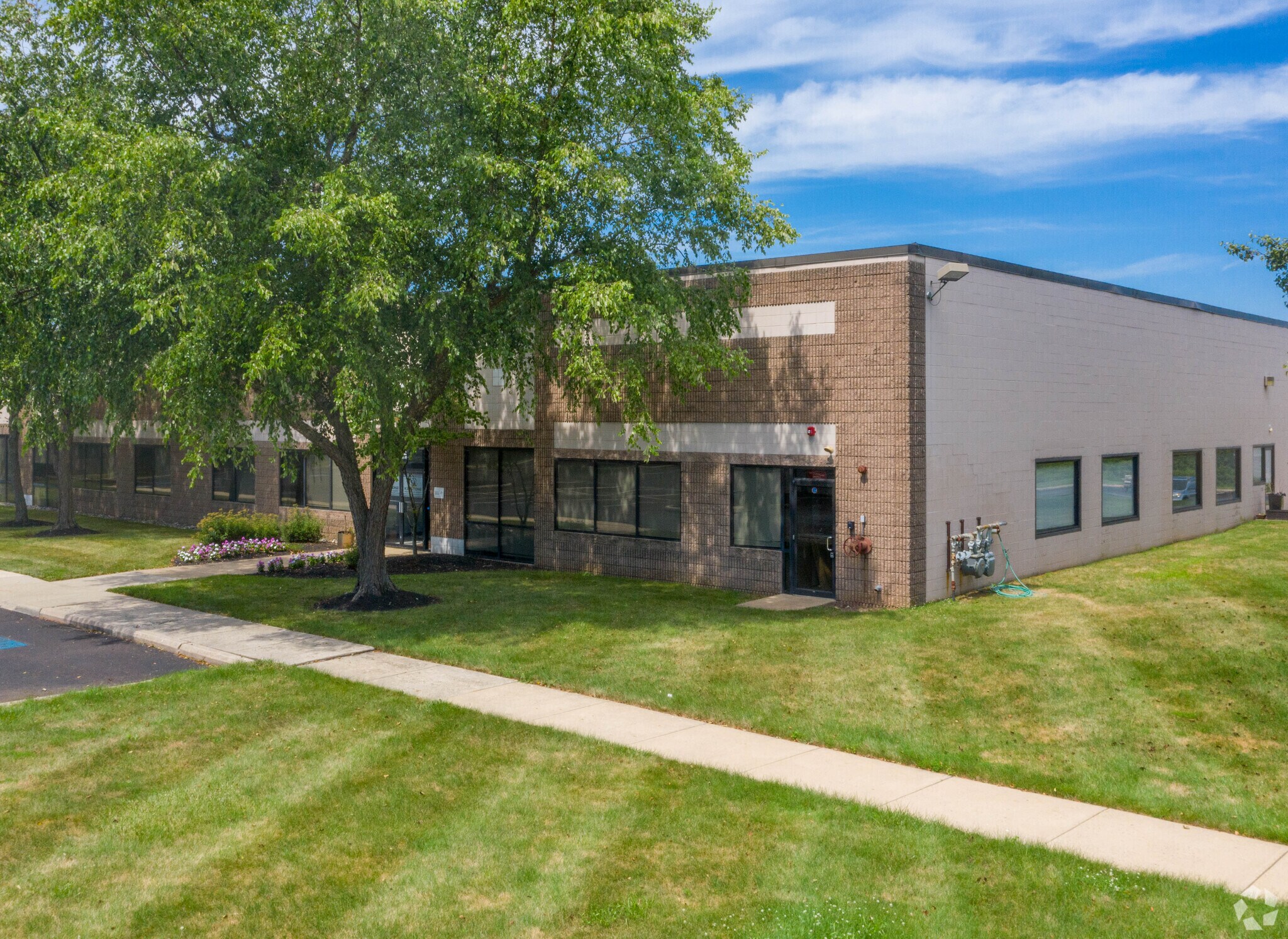 730 Louis Dr, Warminster Township, PA à louer Photo principale– Image 1 sur 12