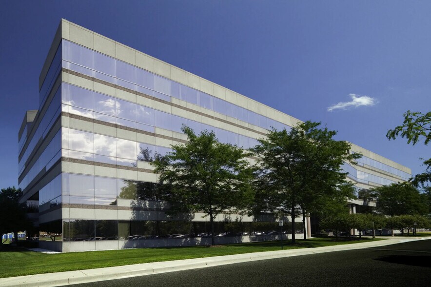 12900 Hall Rd, Sterling Heights, MI à louer - Photo de l’immeuble – Image 2 sur 15