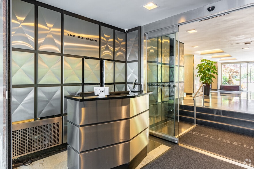 30 W 60th St, New York, NY à louer - Hall d’entrée – Image 3 sur 18