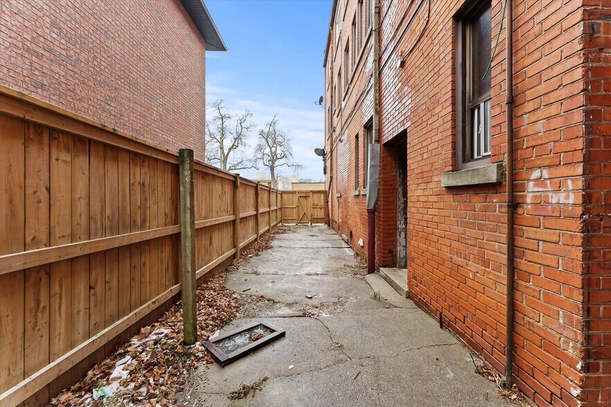 581 Cataraqui St, Windsor, ON à vendre - Photo de l’immeuble – Image 2 sur 24