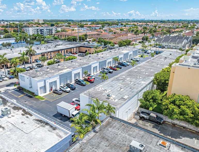 1570 W 38th Pl, Hialeah, FL à vendre - Photo de l’immeuble – Image 2 sur 5