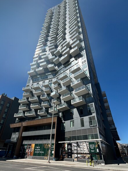 1111 4 St SW, Calgary, AB à louer - Photo de l’immeuble – Image 1 sur 7