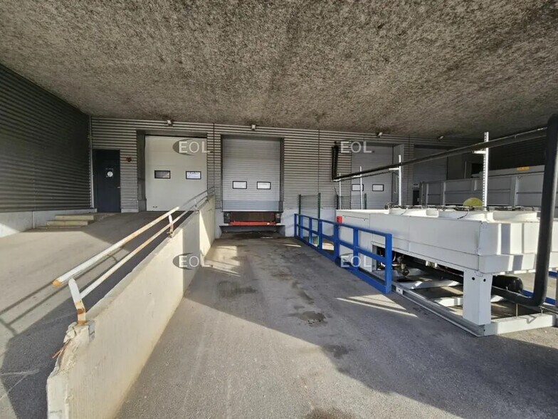 Local d’activités dans Ivry-sur-Seine à louer - Photo de l’immeuble – Image 3 sur 12