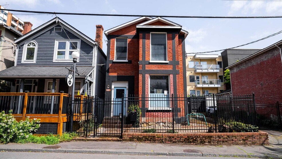 1525 Amelia St, Victoria, BC à vendre - Photo de l’immeuble – Image 2 sur 5