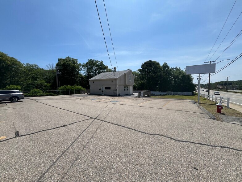6920 Post Rd, North Kingstown, RI à louer - Photo de l’immeuble – Image 3 sur 11