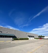 7855-7955 NW 77th Ave, Medley, FL à louer Photo de l’immeuble– Image 2 sur 4