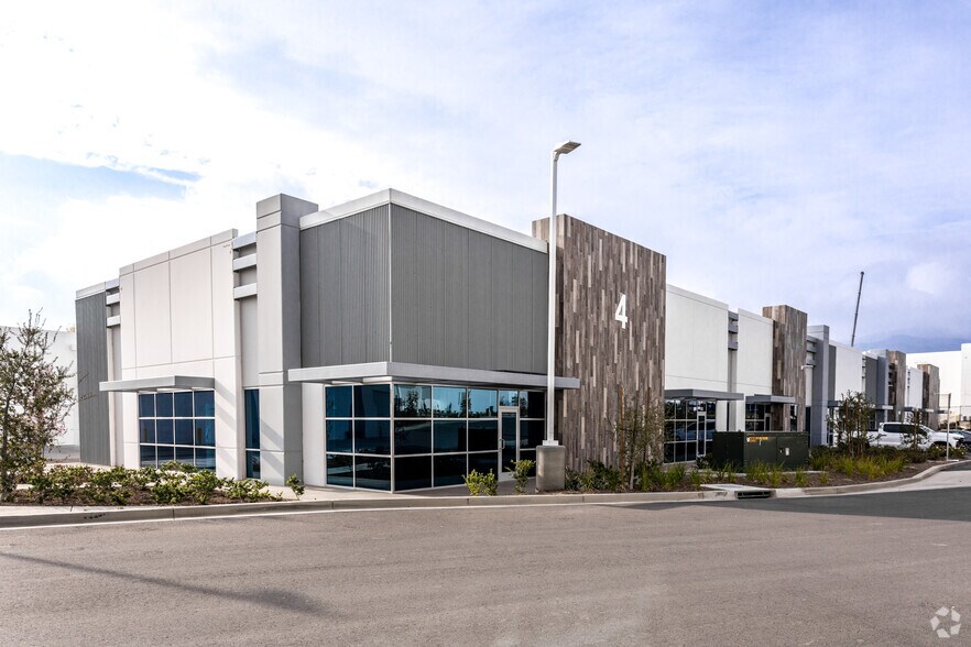 4 Latitude Way, Corona, CA à louer - Photo principale – Image 1 sur 10