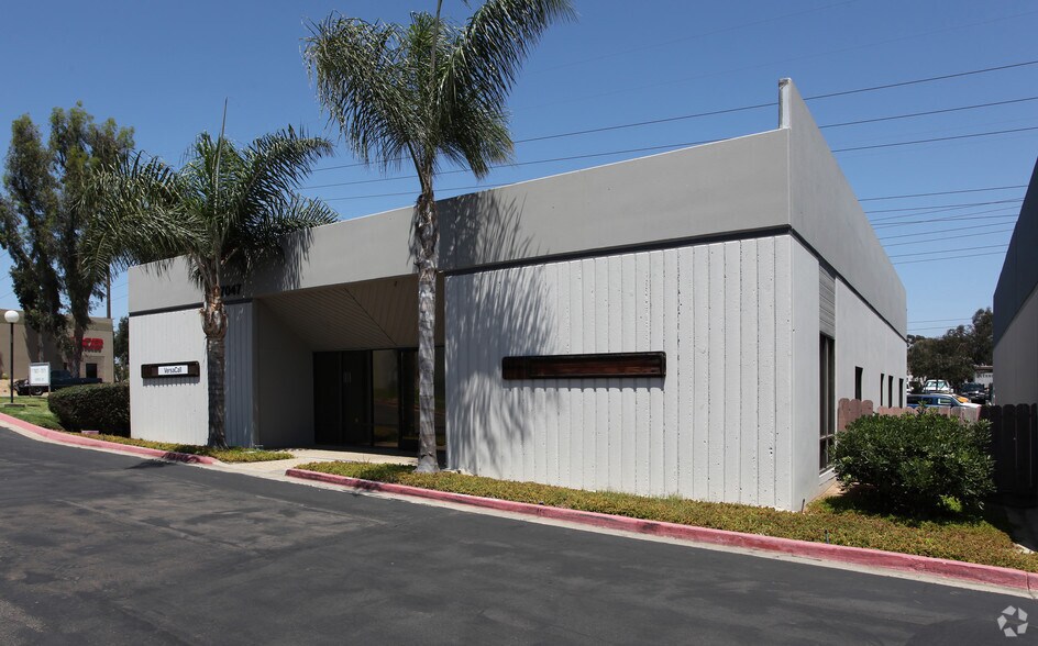 7047 Carroll Rd, San Diego, CA à louer - Photo principale – Image 1 sur 4