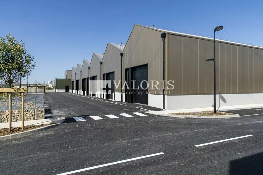 Local d'activités dans Toussieu à vendre - Photo de l’immeuble – Image 3 sur 7