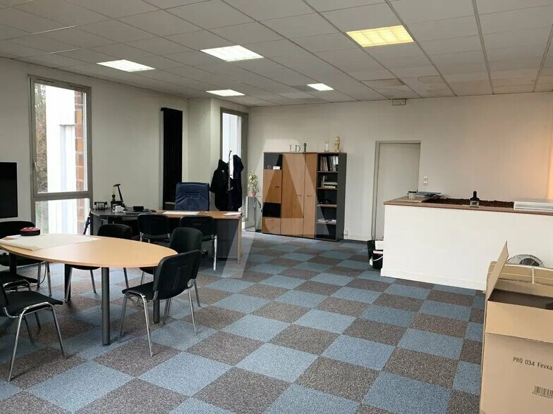 Local d’activités dans Noisiel à louer - Photo de l’immeuble – Image 3 sur 3