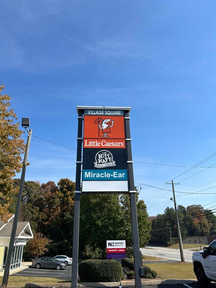 242 W Wade Hampton Blvd, Greer, SC à louer - Photo de l’immeuble – Image 2 sur 4