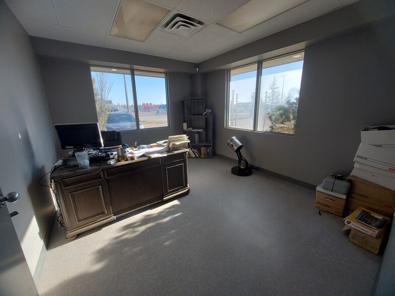 27123 Hwy 597, Lacombe County, AB à louer - Photo de l’immeuble – Image 3 sur 24