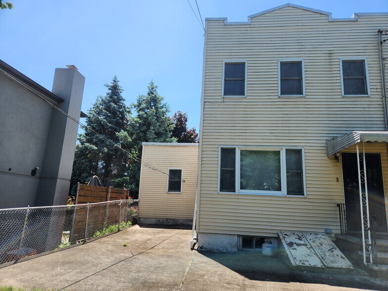 6114 56th Dr, Maspeth, NY à vendre - Photo de l’immeuble – Image 2 sur 17