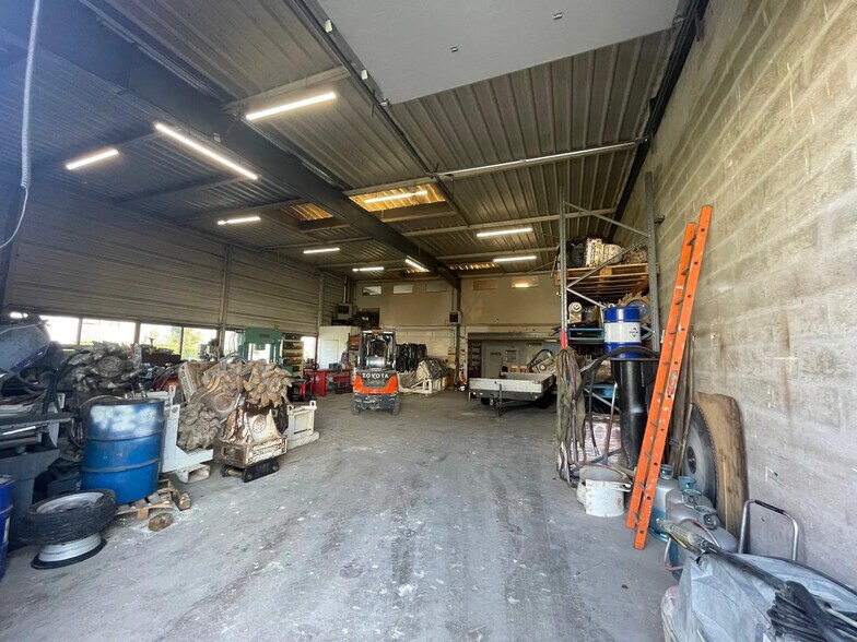Local d'activités dans Magny-les-Hameaux à vendre - Photo de l’immeuble – Image 3 sur 9