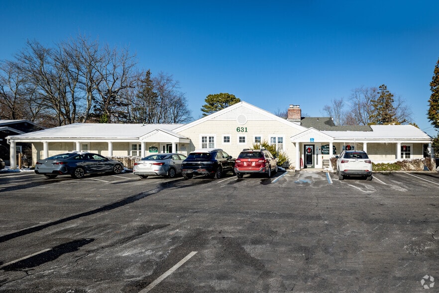 631 Montauk Hwy, West Islip, NY à louer - Photo de l’immeuble – Image 2 sur 5