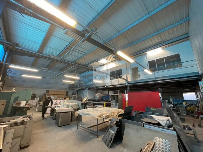 Plus de détails pour 38 Rue Commandant Lenoir, Fontaine - Local d'activités à louer