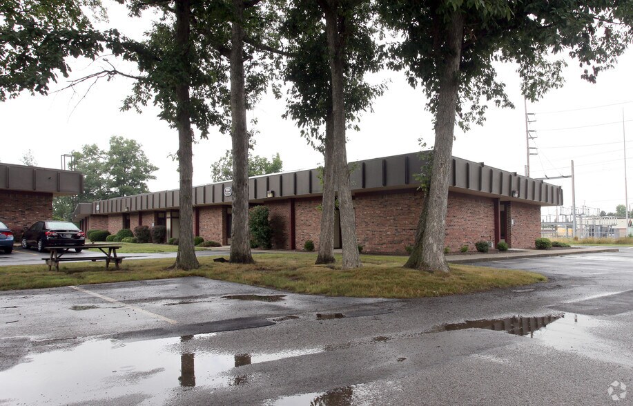 2346 S Lynhurst Dr, Indianapolis, IN à louer - Photo de l’immeuble – Image 3 sur 11